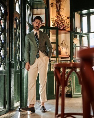 Как носить темно-коричневые кожаные лоферы с оливковым пиджаком мужчине