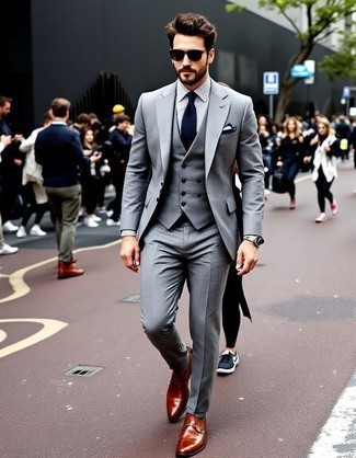 Как носить темно-коричневые кожаные монки с темно-серым костюмом