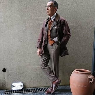 Как носить темно-коричневые кожаные монки с темно-серым костюмом