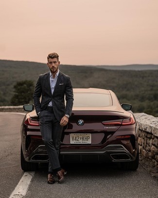 Как носить темно-коричневые кожаные монки с темно-серым костюмом