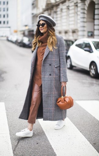 С чем носить темно-коричневые кожаные брюки женщине