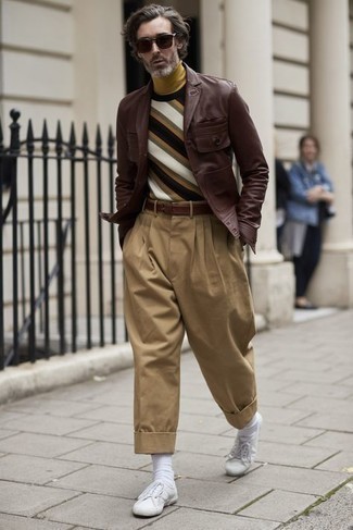 С чем носить темно-коричневую кожаную куртку-рубашку мужчине