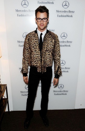 С чем носить темно-коричневый бомбер с леопардовым принтом мужчине