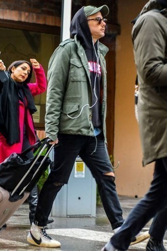 С чем носить темно-коричневые солнцезащитные очки с леопардовым принтом мужчине