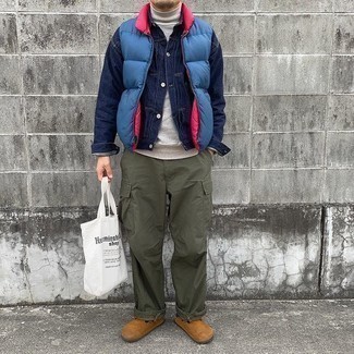 Какие джинсовые куртки носить с темно-коричневыми лоферами мужчине