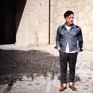 Какие джинсовые куртки носить с темно-коричневыми лоферами мужчине