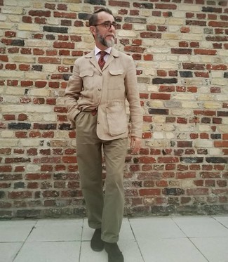 Какие полевые куртки носить с темно-коричневыми лоферами