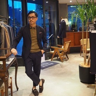 Какие футболки-поло носить с темно-коричневыми лоферами мужчине