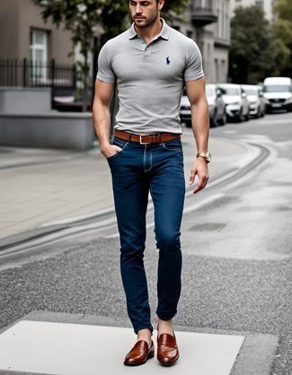 Какие футболки-поло носить с темно-коричневыми лоферами мужчине