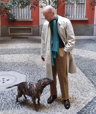 Какие дождевики носить с темно-коричневыми лоферами мужчине