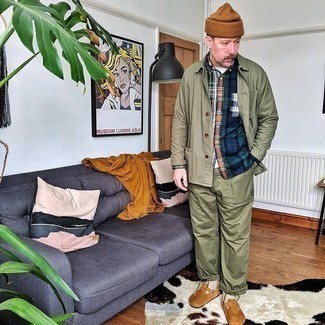 Какие куртки-рубашки носить с темно-коричневыми лоферами мужчине