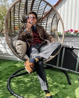 Какие трикотажные жилеты носить с темно-коричневыми лоферами мужчине