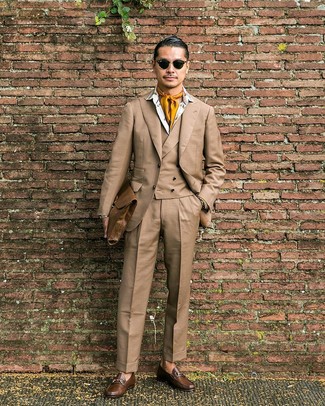 Какие костюмы-тройки носить с темно-коричневыми лоферами