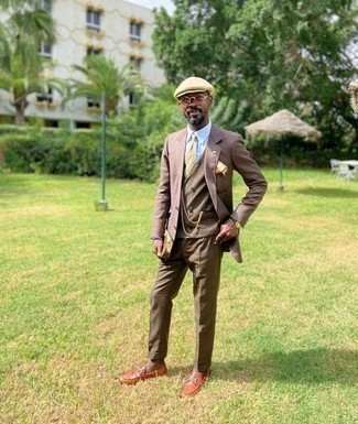 Какие костюмы-тройки носить с темно-коричневыми лоферами