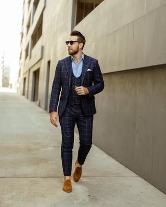 Какие костюмы-тройки носить с темно-коричневыми лоферами