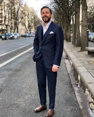 Какие костюмы-тройки носить с темно-коричневыми лоферами