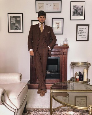 Какие костюмы-тройки носить с темно-коричневыми лоферами