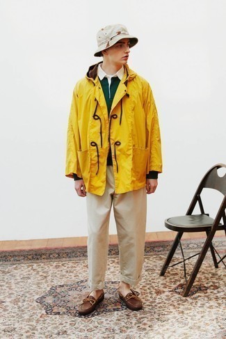 Какие ветровки носить с темно-коричневыми лоферами мужчине