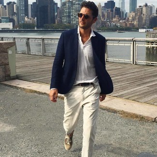 Какие пиджаки носить с темно-коричневыми низкими кедами мужчине