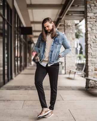 Какие вязаные свитера носить с темно-коричневыми низкими кедами мужчине