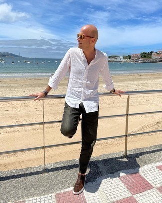 С чем носить темно-коричневые низкие кеды мужчине