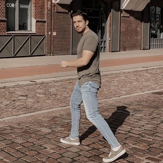 С чем носить темно-коричневые низкие кеды мужчине