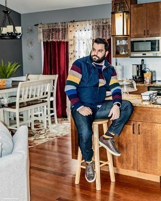 С чем носить темно-коричневые низкие кеды мужчине