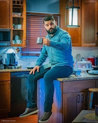 С чем носить темно-коричневые низкие кеды мужчине