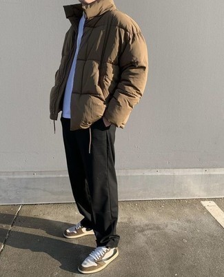 Какие куртки-пуховики носить с темно-коричневыми низкими кедами мужчине