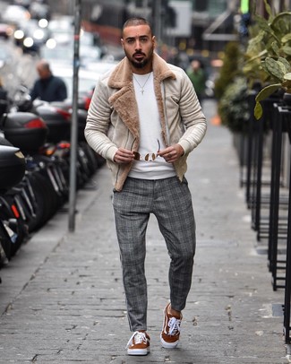 Какие короткие дубленки носить с темно-коричневыми низкими кедами мужчине