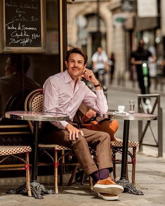 Какие костюмы носить с темно-коричневыми низкими кедами