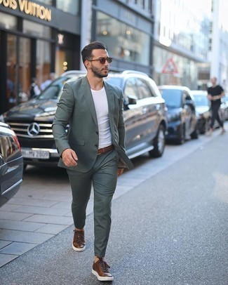 Какие костюмы носить с темно-коричневыми низкими кедами