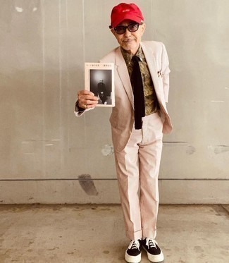 Какие костюмы носить с темно-коричневыми низкими кедами