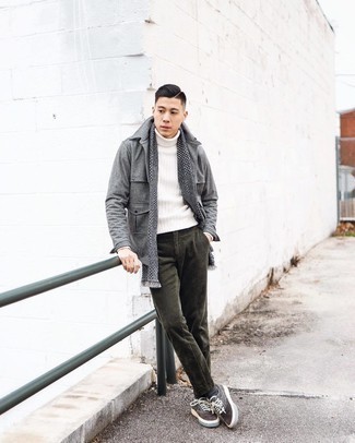 Какие водолазки носить с темно-коричневыми низкими кедами мужчине