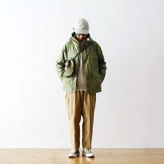 Какие ветровки носить с темно-коричневыми низкими кедами мужчине