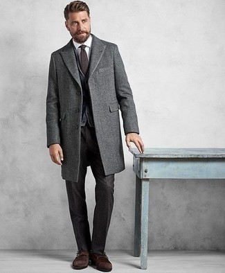 Какие трикотажные жилеты носить с темно-коричневыми монками