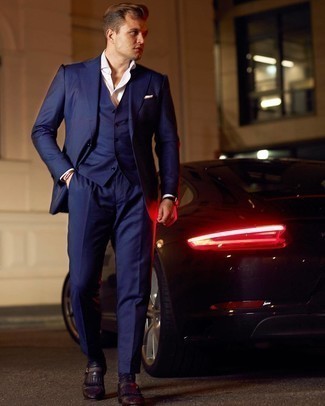 Какие костюмы-тройки носить с темно-коричневыми монками