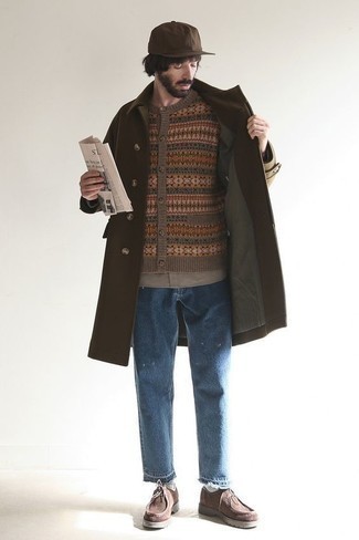 Как носить темно-коричневое длинное пальто с синими рваными джинсами