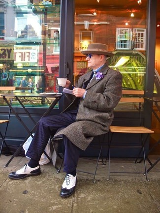 Какие броги носить с темно-коричневым длинным пальто