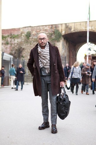 Как носить темно-коричневое длинное пальто с темно-серым костюмом в клетку