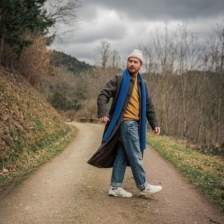 Какие свитера с круглым вырезом носить с темно-коричневым длинным пальто