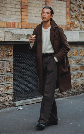 Как носить темно-коричневое длинное пальто с темно-коричневыми брюками чинос