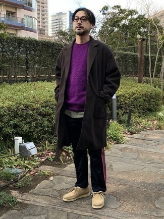 Какие ботинки дезерты носить с темно-коричневым длинным пальто