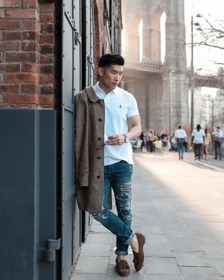 Какие футболки-поло носить с темно-коричневым длинным пальто