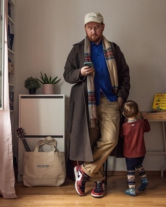 Какие куртки-рубашки носить с темно-коричневым длинным пальто