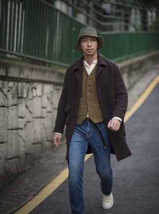 Какие жилеты носить с темно-коричневым длинным пальто