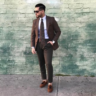 С чем носить темно-коричневый нагрудный платок с "огурцами"