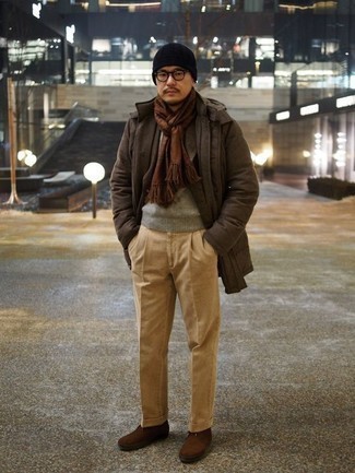 Какие свитера с круглым вырезом носить с темно-коричневой паркой мужчине