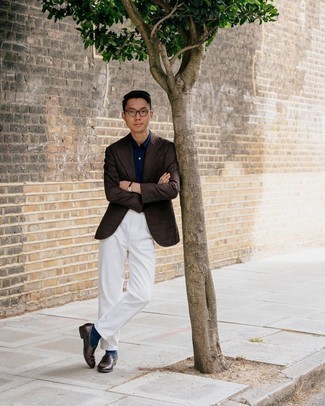 С чем носить темно-коричневый пиджак в шотландскую клетку мужчине