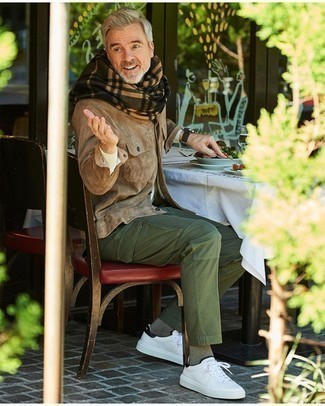 С чем носить темно-коричневый шарф в шотландскую клетку мужчине